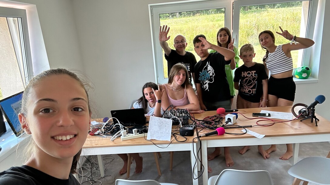 Read more about the article TeenBuzz Radio Camps: Χτίζοντας αυτοπεποίθηση και διασυνδέσεις για τους μαθητές της Helen Doron